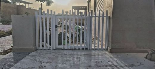 فيلا بحمام سباحة — بلوط وروطان — frame 202