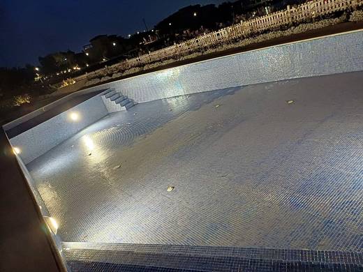 حمام سباحة — كمبوند بإطلالة بحرية