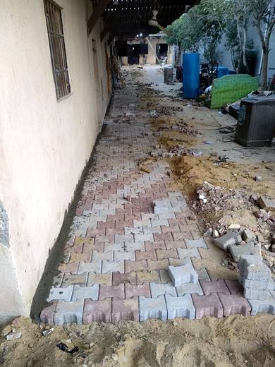 إسطبل الخيول وساحته — frame 677