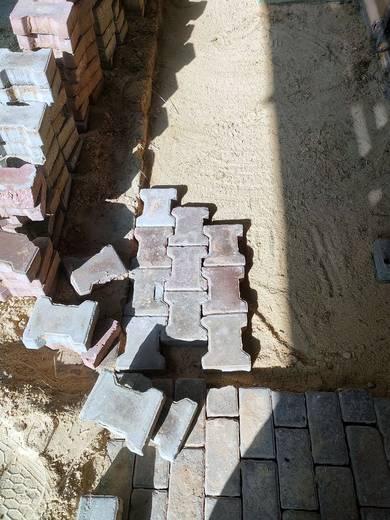 إسطبل الخيول وساحته — frame 686