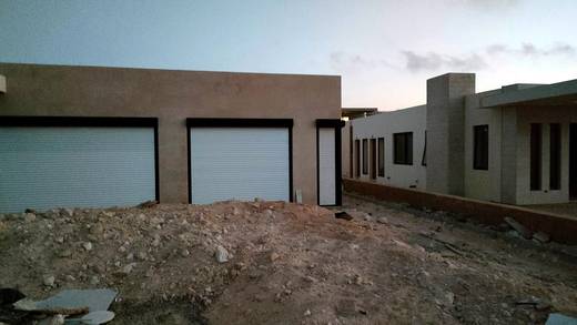 إسطبل الخيول وساحته — frame 777