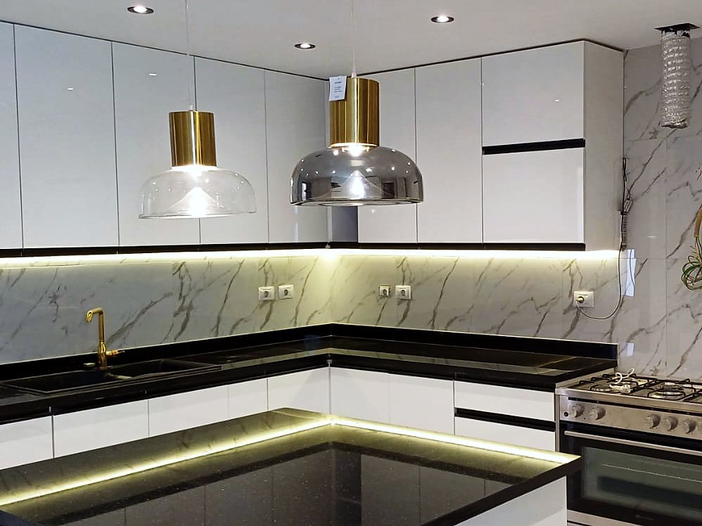 Kitchen run with marble-look splashback and under-cabinet lighting