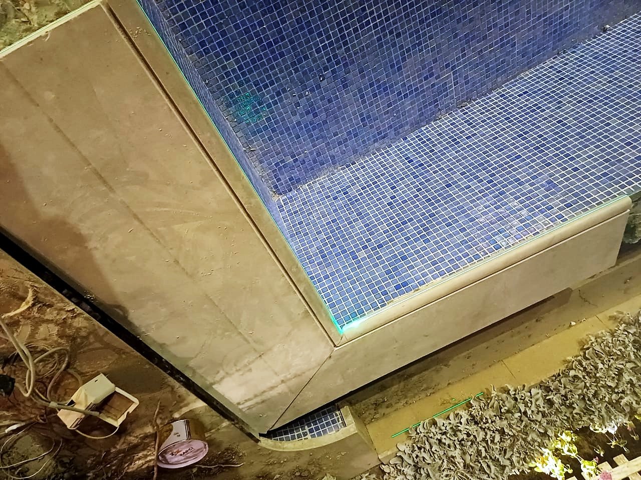 حرف حجر جيري مركّب ومضبوط على طول حائط الموزاييك