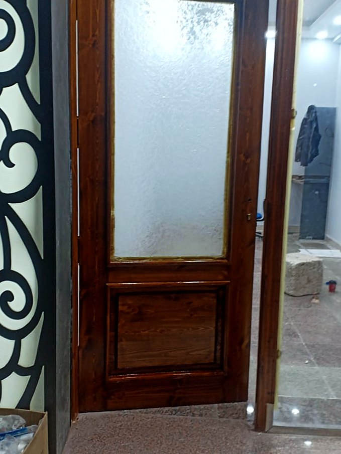 باب داخلي بزجاج معلّق في حلقه، بالفلتة والمفصلات مظبوطة