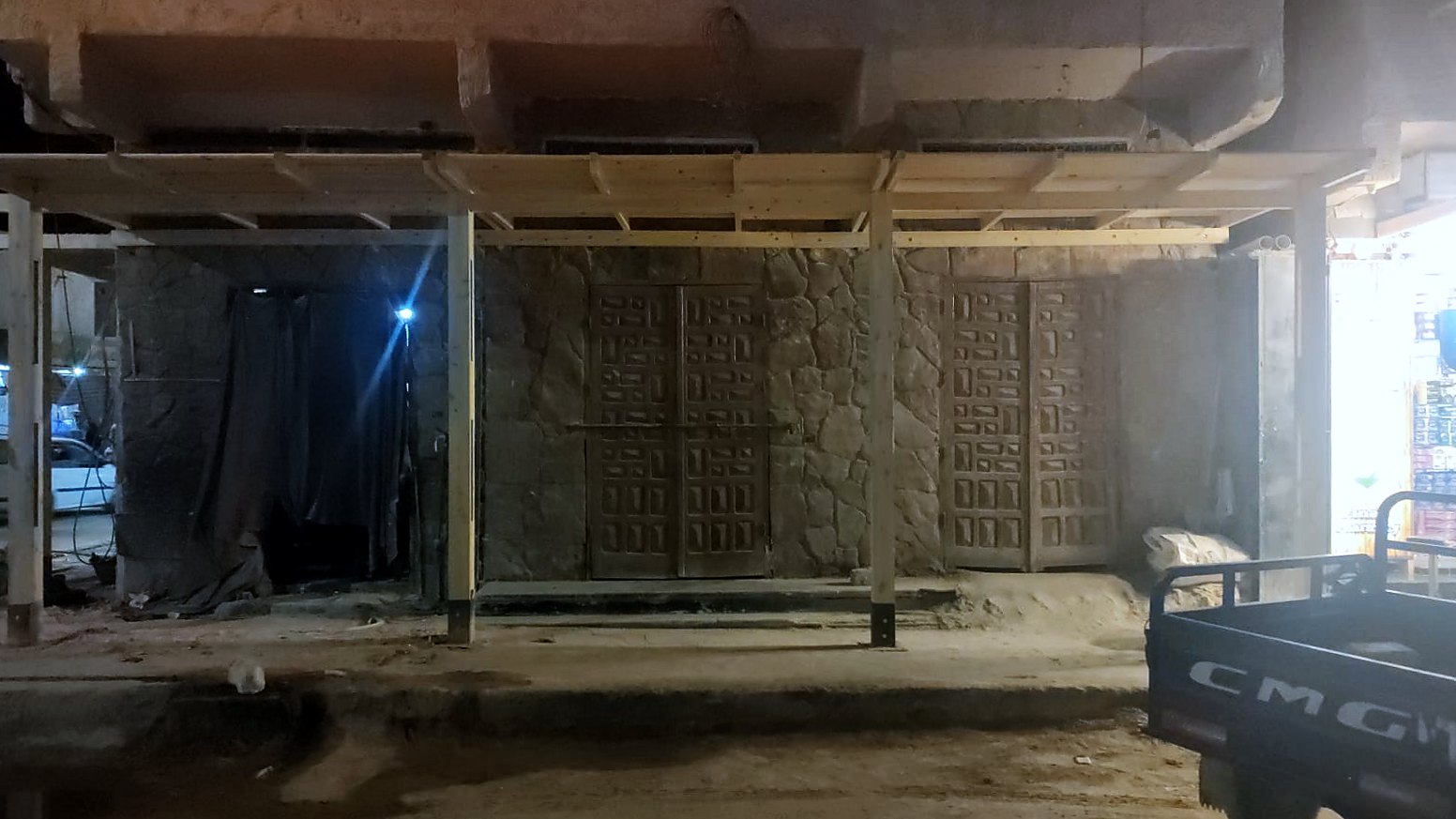 داخل المحل والهيكل الخشب للسقف وهو بيتركب