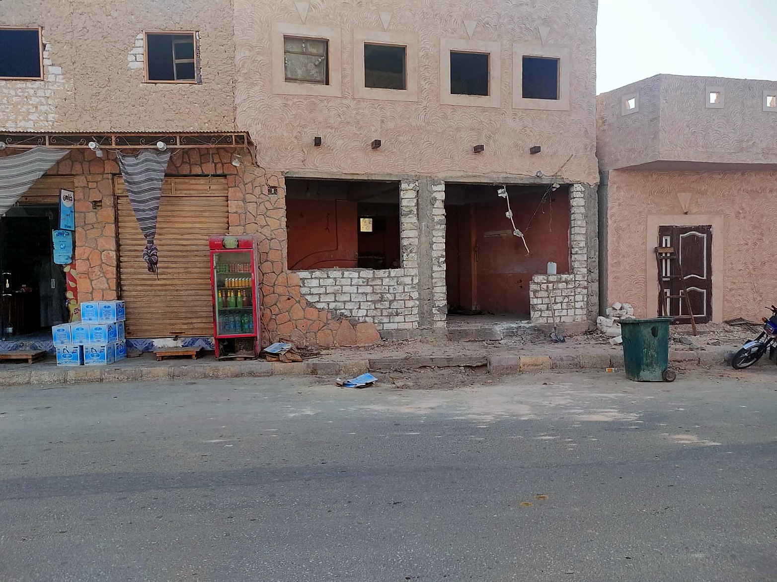 واجهة شارع محارة بشرفة مسننة
